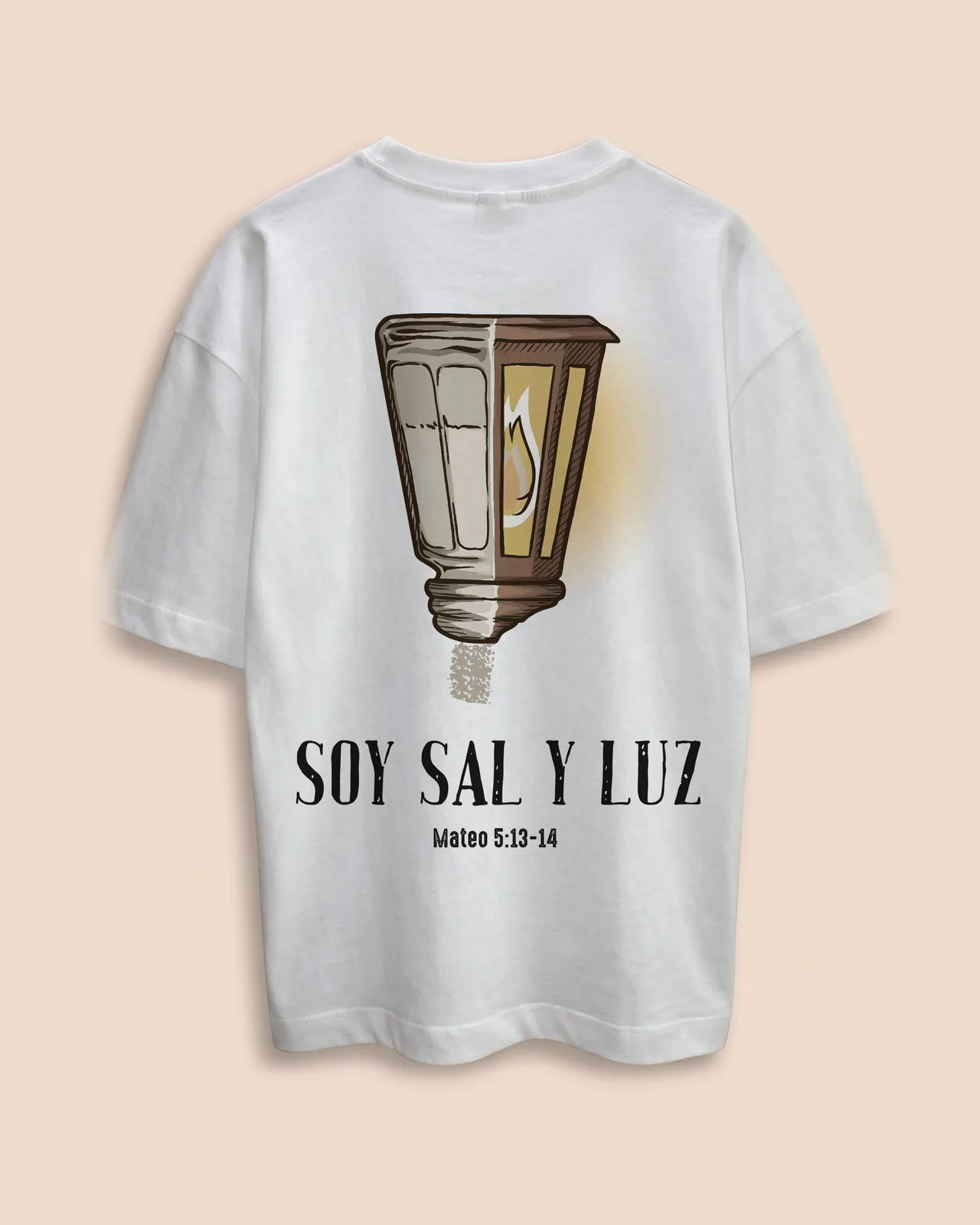 Camiseta Soy sal y luz, color blanca, vista de espalda