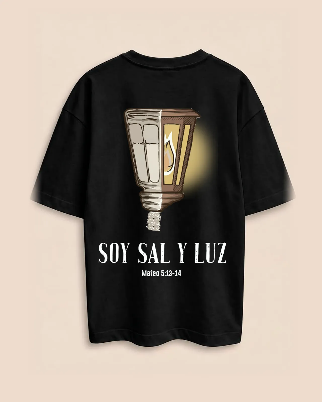 Camiseta Soy sal y luz, color negra, vista de espalda
